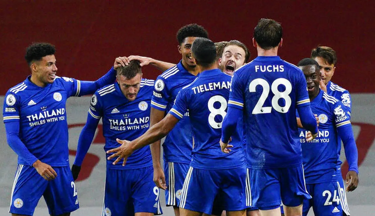 Para pemain Leicester City merayakan gol yang dicetak oleh  Jamie Vardy ke gawang Arsenal pada laga Liga Inggris di Stadion Emirates, Minggu (25/10/2020). Arsenal tumbang dengan skor 0-1. (Will Oliver/Pool via AP)