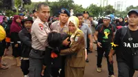 Seorang guru honorer yang berdemonstrasi di depan Istana jatuh pingsan karena kelelahan. (Liputan6.com/Muslim AR)