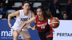 Pebasket putri Indonesia, Christine Aldora Tjundawan (kanan) menghindari kawalan pemain Korea, Lim Yunghui pada babak penyisihan Grup X Basket Putri Asian Games 2018 di Jakarta, Rabu (15/8). Indonesia kalah 40-108. (Liputan6.com/Helmi Fithriansyah)