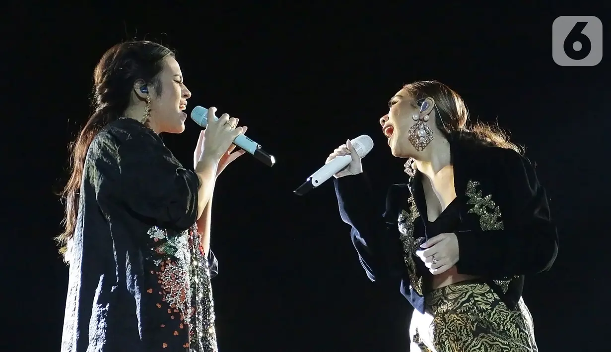 Penampilan Raisa (kiri) dan Bunga Citra Lestari atau BCL pada Batik Music Festival 2019 di Candi Prambanan, Yogyakarta, Sabtu (5/10/2019). Raisa dan BCL berkolaborasi membawakan lagu 'Adu Rayu' ciptaan Yovie Widianto yang dipopulerkan Tulus dan Glenn Fredly. (Kapanlagi.com/Bambang Ekoros Purnama)