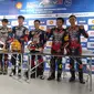 Pembalap Yamaha Akai Jaya, Galang Hendra (ketiga dari kanan) dan adiknya Aldi Satya berhasil menjadi juara Yamaha Endurace Festival 2023 di kelas paling bergengsi R25 Pro (Liputan6.com/Defri Saefullah)