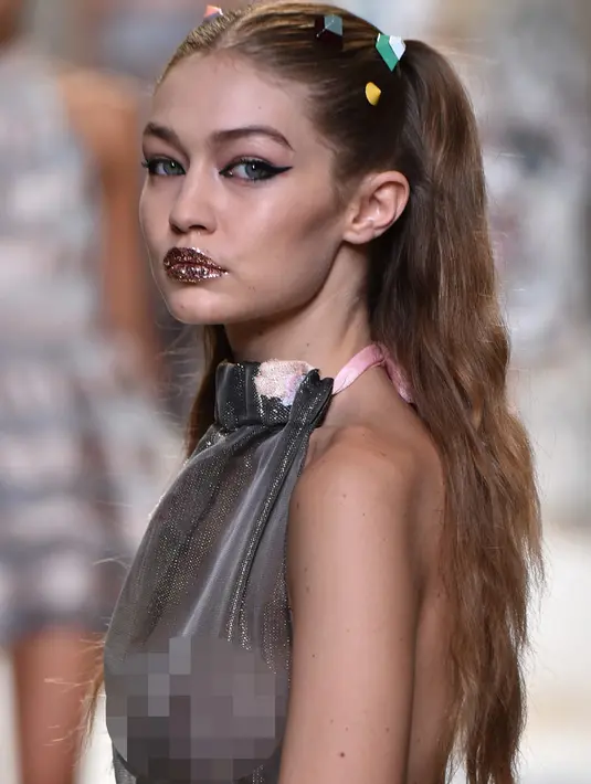 Penampilan Gigi Hadid saat membawakan busana karya rumah mode Fendi Spring/Summer 2017 pada ajang peragaan busana wanita Milan Fashion Week 2017 di Milan, Italia, (21/9). (AFP Photo/Giuseppe Cacace)