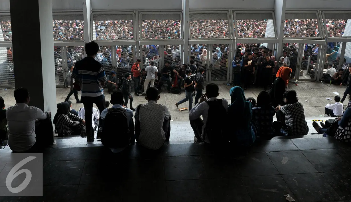 Ribuan calon pencari kerja antri untuk memasuki arena Job Fair 2015 di Stadion GBK, Jakarta, Selasa (11/8/2015). Indonesia Spectacular Job Fair 2015 kembali digelar dengan menghadirkan 220 perusahaan Nasional & Multinasional. (Liputan6.com/Johan Tallo)
