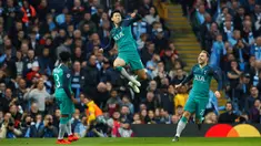 Penyerang Tottenham Hotspur Son Heung-min (tengah) melompat ke udara usai mencetak gol ke gawang Manchester City pada leg kedua babak perempat final Liga Champions di Etihad Stadium, Manchester, Inggris, Rabu (17/4). (Reuters/Jason Cairnduff)