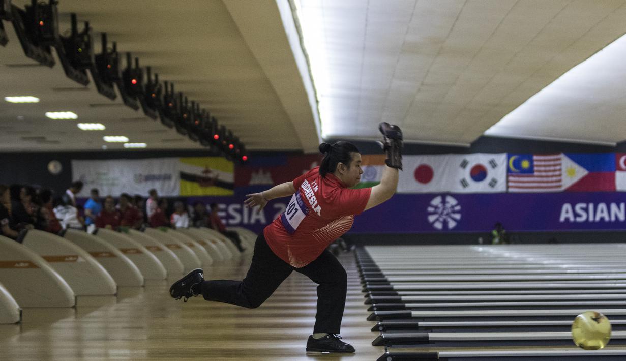 Atlet bowling Indonesia, Elsa Maris, melempar bola saat tampil pada cabang tenpin bowling TPB 4 di Jaya Ancol Bowling Center, Jakarta, Selasa (9/10/2018). (Bola.com/Vitalis Yogi Trisna)