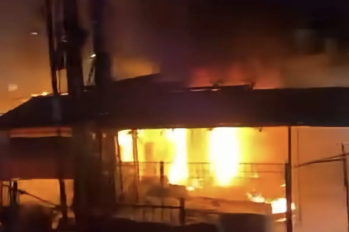 Pasar Ciputat Kebakaran Jadi Tontonan Warga