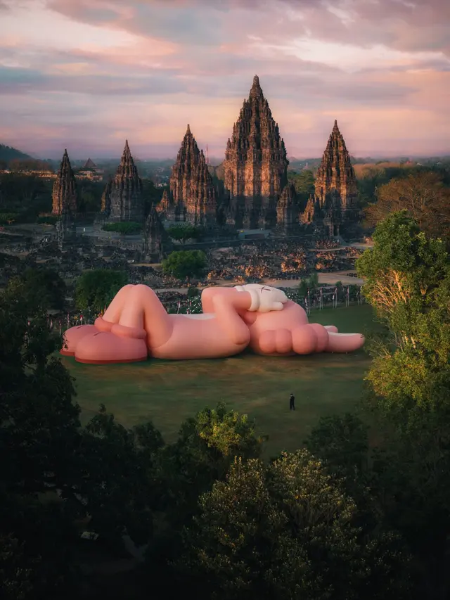 "KAWS: HOLIDAY" INDONESIA