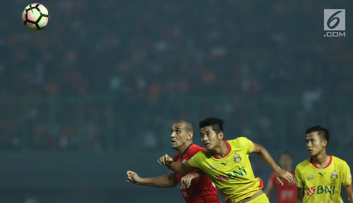 Penyerang Persija, Bruno Da Silva Lopes (kiri) berebut bola dengan pemain Bhayangkara FC Putu Gede Juni Antara pada laga penutup Liga 1 Indonesia di Stadion Patriot Candrabhaga, Bekasi, Minggu (12/11). (Liputan6.com/Helmi Fithriansyah)