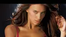 Irina pertama kali bertemu Christiano Ronaldo saat menghadiri Armani Exchange Campaigns. Setelahnya, Irina dan Cristiano pun dikabarkan pertama kali berpacaran pada Mei 2010 (nextimpulsesport.com)