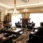 Menko Perekonomian Airlangga Hartarto saat menerima kunjungan dari Alok Sharma, President Designate of the United Kingdom untuk COP26 (Climate Change Conference of the Parties). Pertemuan digelar Selasa (1/5/2021) di Jakarta.