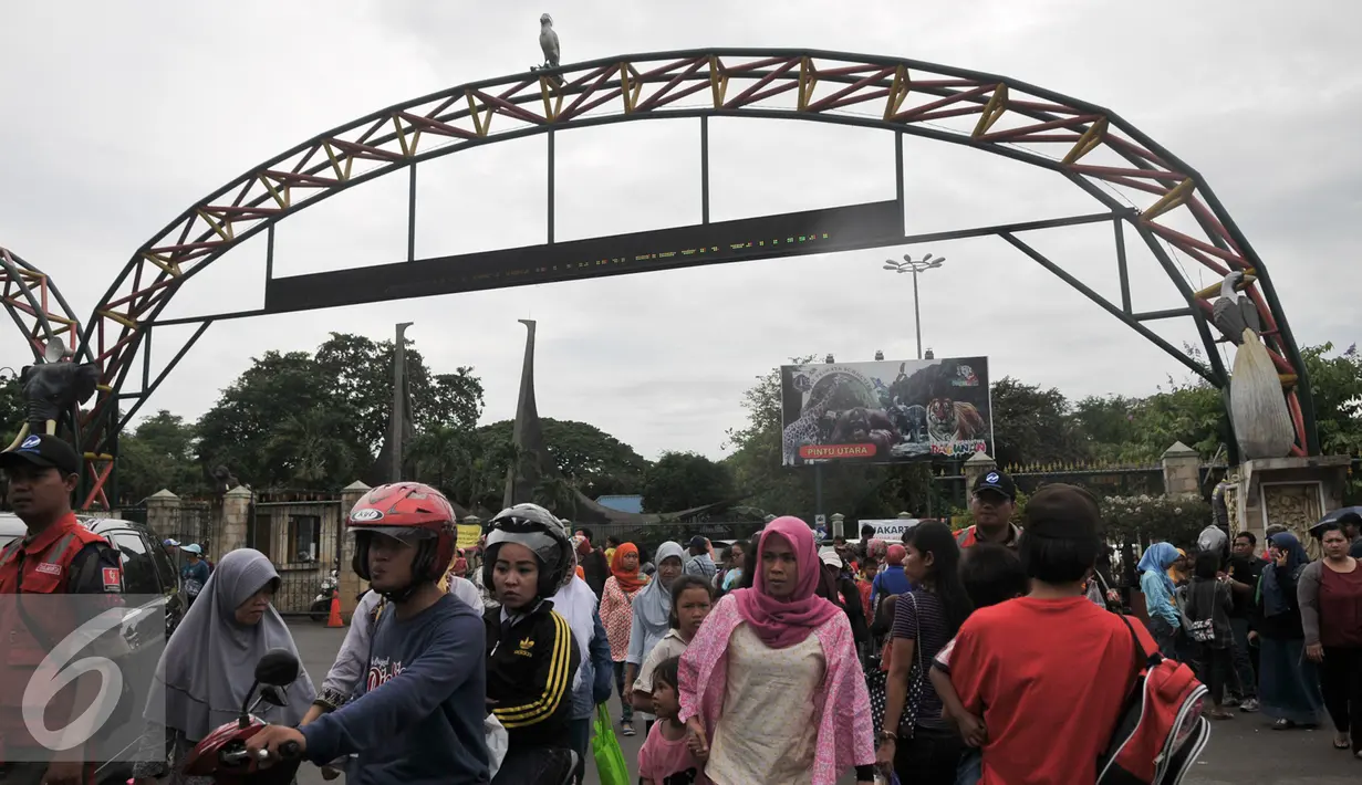 Pengunjung memadati depan pintu masuk Kebun Binatang Ragunan, Jakarta Selatan, Senin (12/12). Libur Maulid Nabi, pengunjung Kebun Binatang Ragunan diperkirakan mencapai 50 ribu. (Liputan6.com/Yoppy Renato)