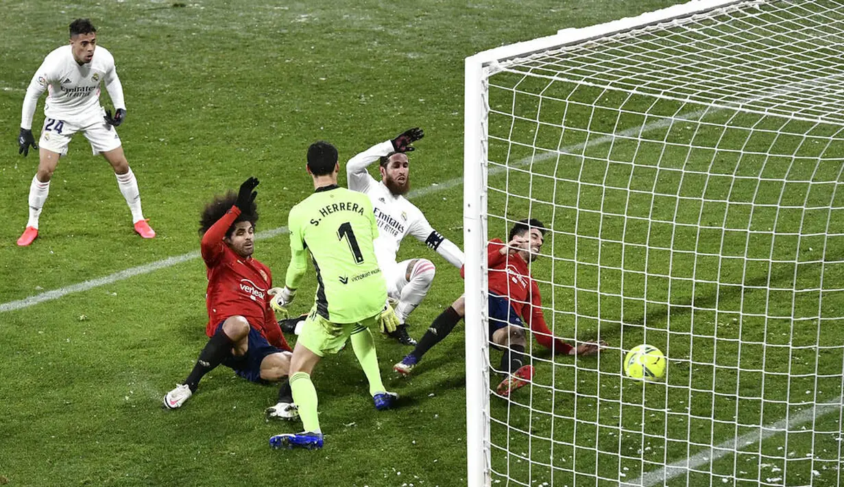 Bek Real Madrid, Sergio Ramos, berusaha mencetak gol saat melawan Osasuna pada laga Liga Spanyol di Stadion El Sadar, Sabtu (9/1/2021). Kedua tim bermain imbang 0-0. (AP/Alvaro Barrientos)
