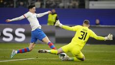 Pemain Barcelona, Robert Lewandowski, berusaha melewati kiper Shakhtar Donetsk, Dmytro Riznyk, dalam duel matchday 4 Grup H Liga Champions 2023/2024 di Volksparkstadion, Hamburg, Rabu (8/11/2023). Striker 36 tahun itu kembali gagal mencetak gol untuk Barcelona. (AP Photo/Matthias Schrader)