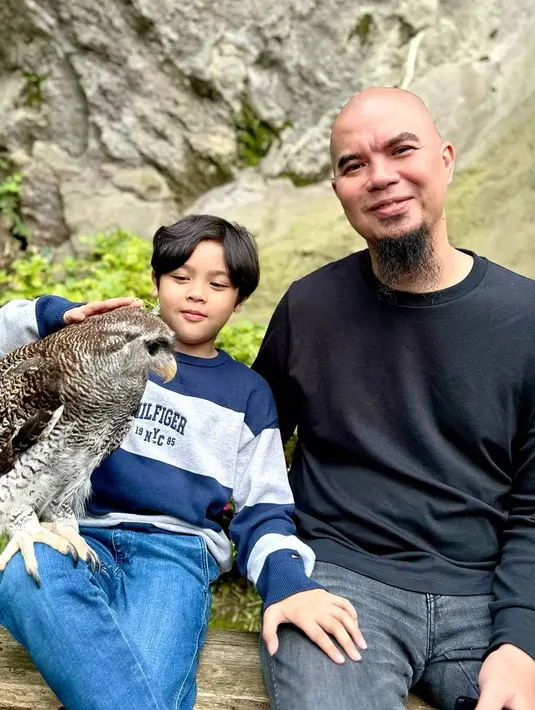 Seru liburan anak, Ahmad Dhani selalu punya waktu untuk menjalani momen bahagia bersama keluarga. Selalu disorot aksinya baik di dunia musik atau politik, Ahmad Dhani dipuji bahwa ia menjadi salah satu sosok ayah yang sangat perhatian. (Liputan6.com/IG/@ahmaddhaniofficial)