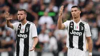 Miralem Pjanic (kiri) meyakini dampak positif yang diberikan Cristiano Ronaldo untuk Juventus. (Marco BERTORELLO / AFP)