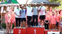 Bupati Banyuwangi, Azwar Anas saat memberikan trofi untuk juara Banyuwangi Ijen Green Run (istimewa)