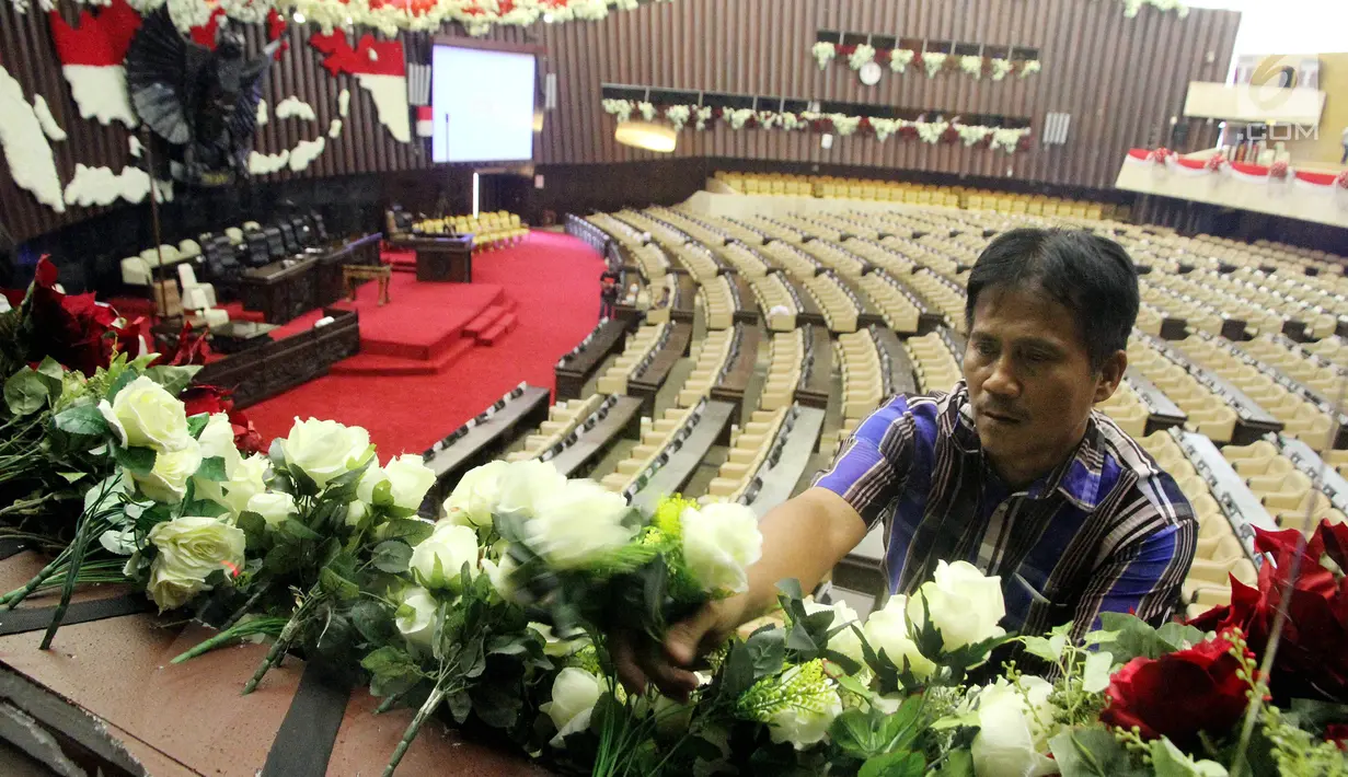 Pekerja memasangkan bunga di ruang rapat saat persiapan pidato Presiden di Kompleks Parlemen, Senayan, Jakarta, Senin (14/8). (Liputan6.com/Johan Tallo)
