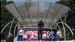Juara ketiga Music Video Contest, Eros Tjokro tampil bersama bandnya saat di atas panggung acara inBox, Gelora Bung Karno, Jakarta, Rabu (28/1/2015). (Liputan6.com/Herman Zakharia)