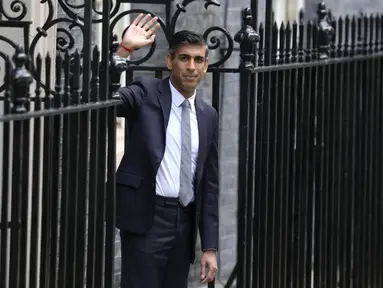 Perdana Menteri Inggris yang baru Rishi Sunak melambai dari tangga setelah menyampaikan pidato di 10 Downing Street di London, Selasa (25/10/2022). Rishi Sunak resmi menggantikan Liz Truss memutuskan mundur dari posisinya karena kontroversi kebijakannya. (AP/Kirsty Wigglesworth)