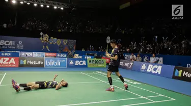 Ganda Putra Indonesia Fajar Alfian/Muhammad Rian Ardianto merayakan kemenangannya usai melawan ganda dari Thailand dalam babak perempat final Indonesia Open 2017 di Jakarta, Jumat (16/6). Fajar/Rian menang 21-13, 18-21, 21-12. (Liputan6.com/Faizal Fanani)