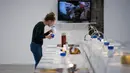Gambar pada 24 September 2019 memperlihatkan seorang wanita mengunjungi pameran Disgusting Food Museum atau Museum Makanan Menjijikan di Nantes, Prancis. Pameran yang menampilkan 80 makanan paling menjijikkan di dunia ini berlangsung 3 November 2019. (LOIC VENANCE/AFP)