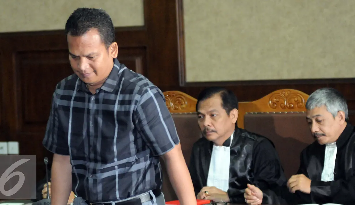 Marudut, perantara suap dua pejabat PT Brantas Abipraya, Sudi Wantoko dan Dandung Pamularno, divonis 3 tahun penjara dan denda Rp100 juta subsidair 3 bulan kurungan 3 oleh Majelis Hakim Pengadilan Tipikor Jakarta, Jumat (2/9). (Liputan6.com/Helmi Afandi)
