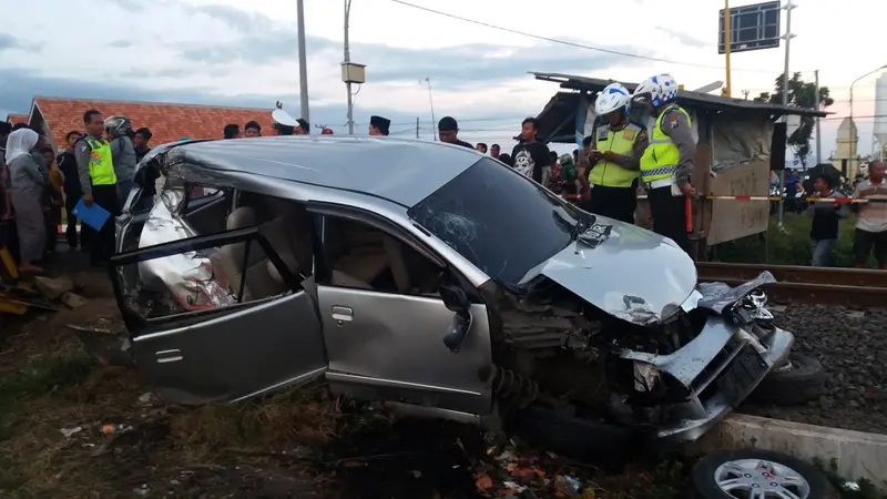 Kereta tabrak mobil