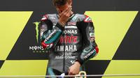 Fabio Quartararo menangis terharu saat finis pertama balapan MotoGP Catalunya, 27 September 2020. (AP Photo/Joan Monfort)