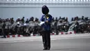 Petugas saat mengikuti upacara kremasi mendiang Raja Bhumibol Adulyadej di Bangkok, Thailand, Kamis, (26/10). Upacara pemakaman sendiri akan berlangsung selama lima hari mulai Kamis, 26 Oktober 2017. (AFP Photo / Anthony Wallace)