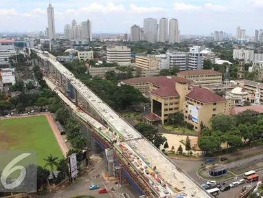 Suasana proyek jalan layang Blok M-Tendean di Jakarta, Rabu (16/11). Porsi belanja infrastruktur yang terus naik membuat pemerintah berencana menggandeng pihak swasta. (Liputan6.com/Angga Yuniar)