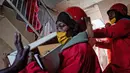 Staf perusahaan jasa pindahan Red Ants terlihat di lokasi kerja, Johannesburg, Afrika Selatan, 25 Agustus 2020. Pesanan bisnis Red Ants kembali pulih setelah Afrika Selatan melonggarkan karantina wilayah (lockdown) COVID-19 dari level tiga ke level dua pada 18 Agustus lalu. (Xinhua/Yeshiel)