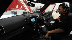 Teknisi sedang memprogram elektrik mobil Mini Cooper saat Grand Opening Plaza Mini, Summarecon, Tangerang, Banten, Jumat (4/5). Pembukaan dealer Mini Cooper Plaza Auto di Banten ini diharap bisa mendongkarak penjualan. (Merdeka.com/Dwi Narwoko)