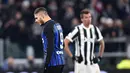 Kapten Inter Milan, Mauro Icardi, tampak kecewa saat ditahan imbang Juventus pada laga Serie A di Stadion Allianz, Turin, Minggu (10/12/2017). Juventus bermain imbang 0-0 dengan Inter Milan. (AP/Alessandro Di Marco)