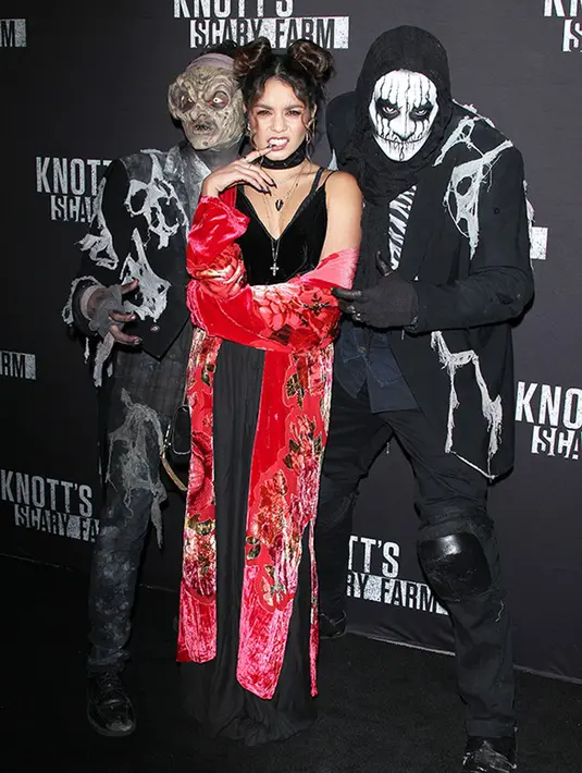 Vanessa Hudgens, tak terlihat takut saat mengunjungi acara 'Knots Scary Farm', ia asik berfoto dengan 2 orang yang berkostum seram tersebut. (doc.Hollywoodlife.com)