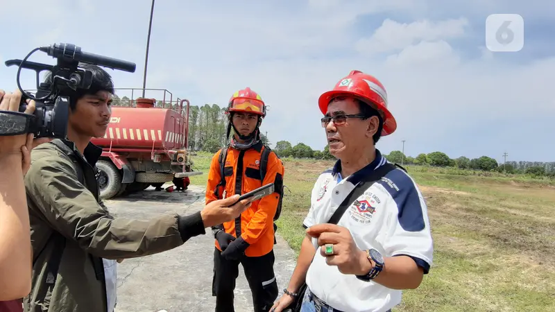 Hardi (berseragam), anggota Tim Reaksi Cepat (TRC) APP Sinar Mas yang sempat hilang kontak di wilayah harimau sumatera.