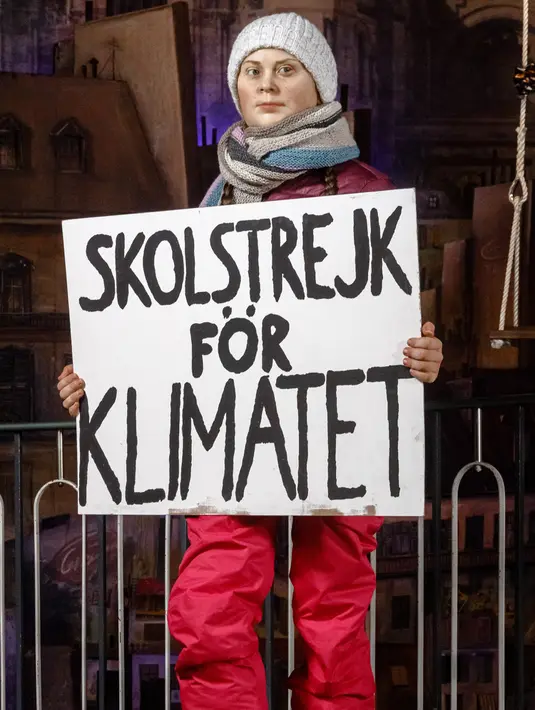 Patung lilin aktivis lingkungan asal Swedia, Greta Thunberg memegang sebuah plakat selama presentasinya di Museum Panoptikum di Hamburg, Jerman, Rabu (29/1/2020). Patung lilin Thunberg dikabarkan adalah yang pertama di museum yang akan berganti pakaian saat musim berubah. (Markus Scholz/dpa/AFP)
