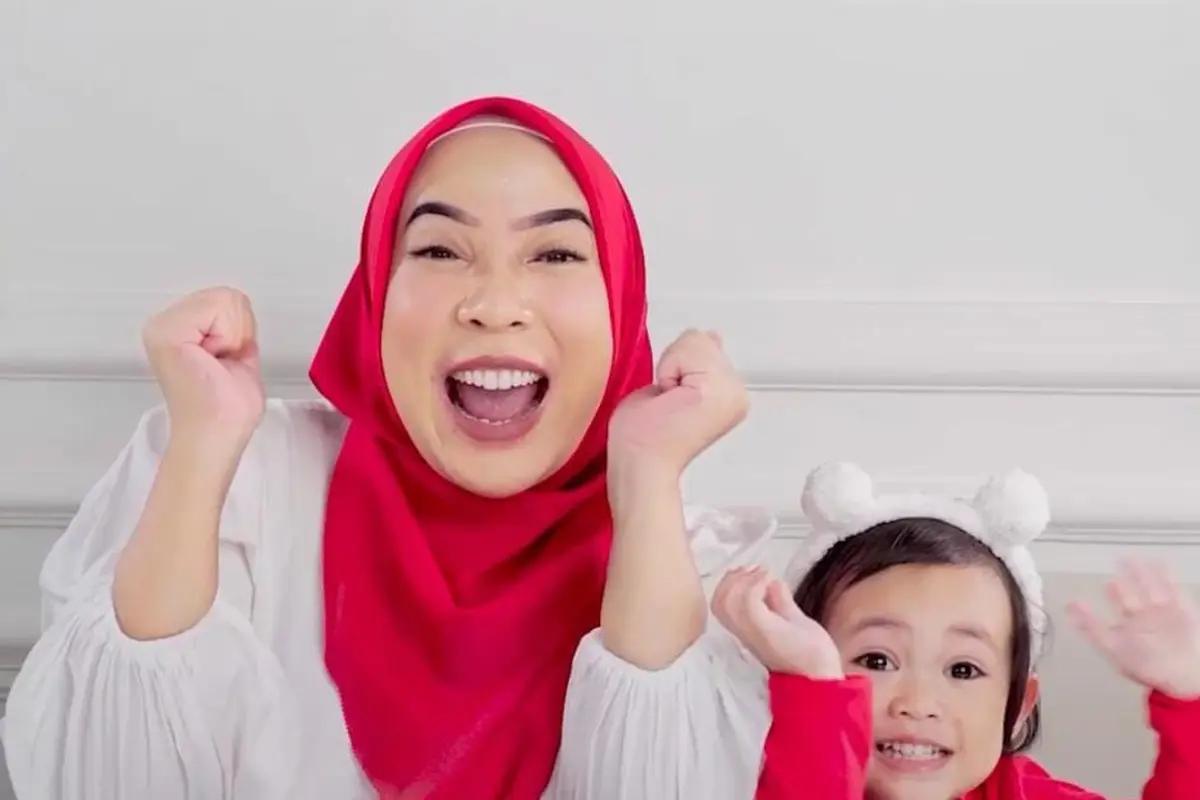 Fitri Tropica memberikan ugly cake untuk anak pertama
