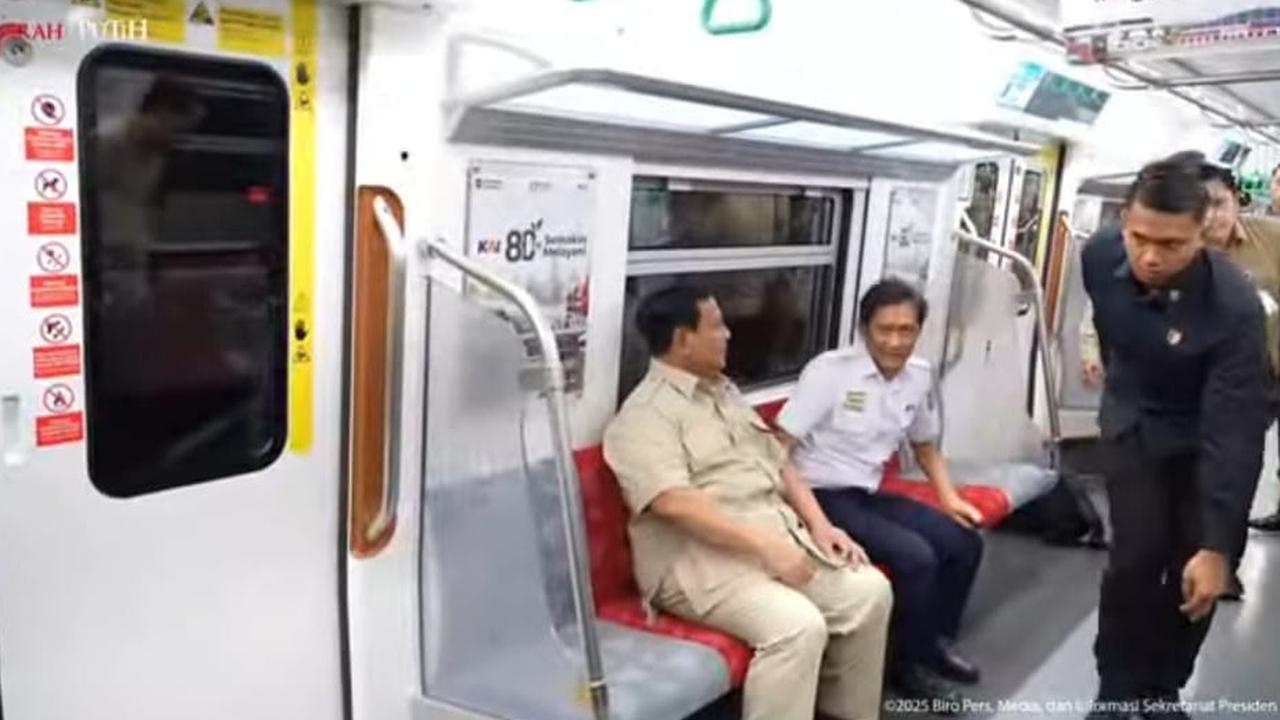 Prabowo Duduk Berdampingan dengan Dirut KAI