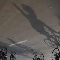 Bayangan pesepeda menggowes saat mengikuti Bike 4round The City di Tangerang, Banten, Minggu (4/3/2018). Kegiatan yang diadakan dalam rangka ulang tahun Hotel Novotel ini menempuh jarak sekitar 50 kilometer. (Bola.com/Vitalis Yogi Trisna)