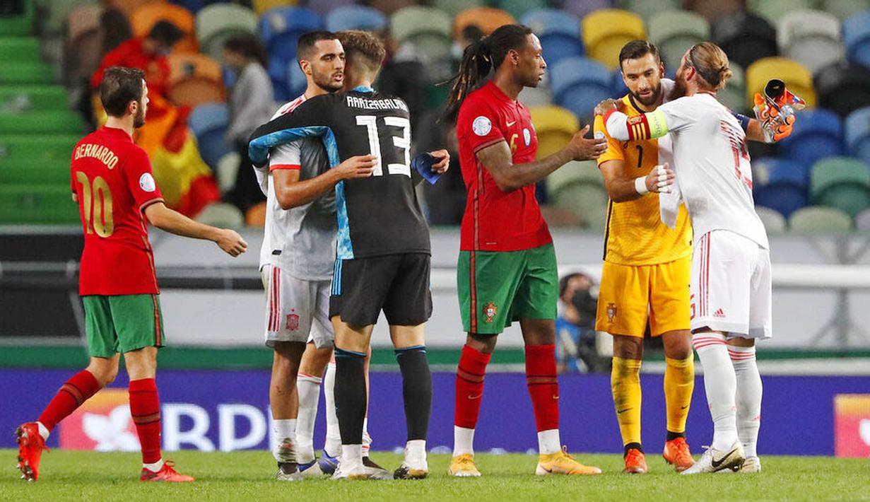 Para pemain Portugal dan Spanyol saling berpelukan usai laga uji coba di Stadion Jose Alvalede, Kamis (8/10/2020). Kedua tim bermain imbang 0-0. (AP Photo/Armando Franca)