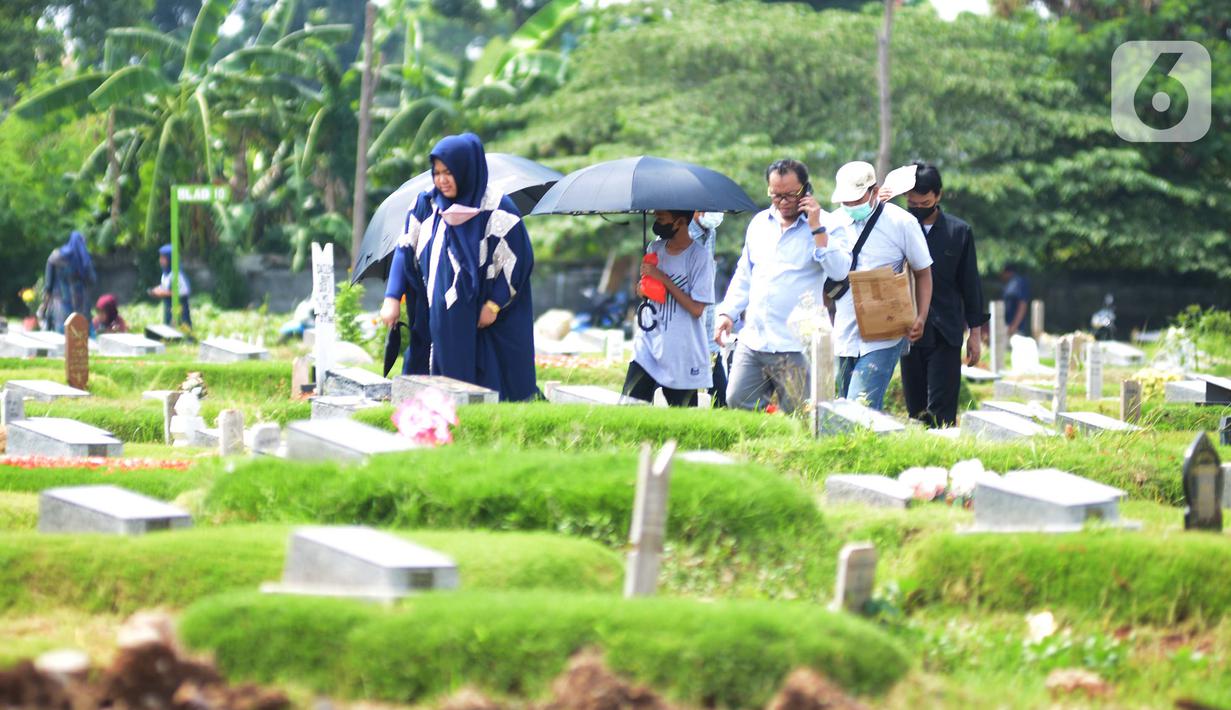 <p>Warga berjalan di area pemakaman khusus COVID-19 di TPU Rorotan, Cilincing, Jakarta Utara, Rabu (4/5/2022). Sejumlah tempat pemakaman umum masih dipadati oleh keluarga yang melakukan ziarah di H+3 Lebaran. (merdeka.com/Imam Buhori)</p>