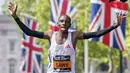 Ekspresi pelari Kenya, Sabastian Sawe saat melintasi garis finis dalam ajang London Marathon 2025 di London, Inggris, Sabtu (27/04/2025) waktu setempat. (AP Photo/Alberto Pezzali)