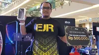 Fadly Permana, pembeli iPhone XR pertama di Indonesia. Liputan6.com/Agustin Setyo W