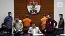 Ketua Komisi Pemberantasan Korupsi (KPK), Firli Bahuri saat rilis penetapan penahanan Mukti Agung Wibowo (kelima kiri) sebagai tersangka jual-beli jabatan di lingkungan Pemkab Pemalang tahun 2021-2022 di Gedung KPK, Jakarta, Jumat (12/8/2022). Mukti Agung Wibowo ditangkap KPK bersama 33 orang lainnya di kawasan Jakarta Selatan. (Liputan6.com/Helmi Fithriansyah)