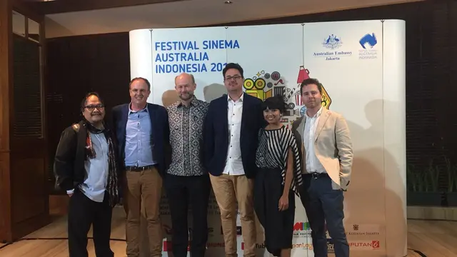 Kuasa Usaha Australia Allaster Cox, bersama produser dan sutradara film (iStock)