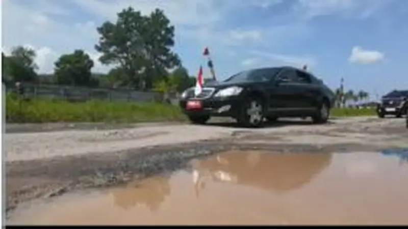 Presiden Joko Widodo atau Jokowi mengunjungi Provinsi Lampung, Jumat (5/5/2023), untuk mengecek infrastruktur jalan yang rusak di daerah tersebut. (Istimewa)