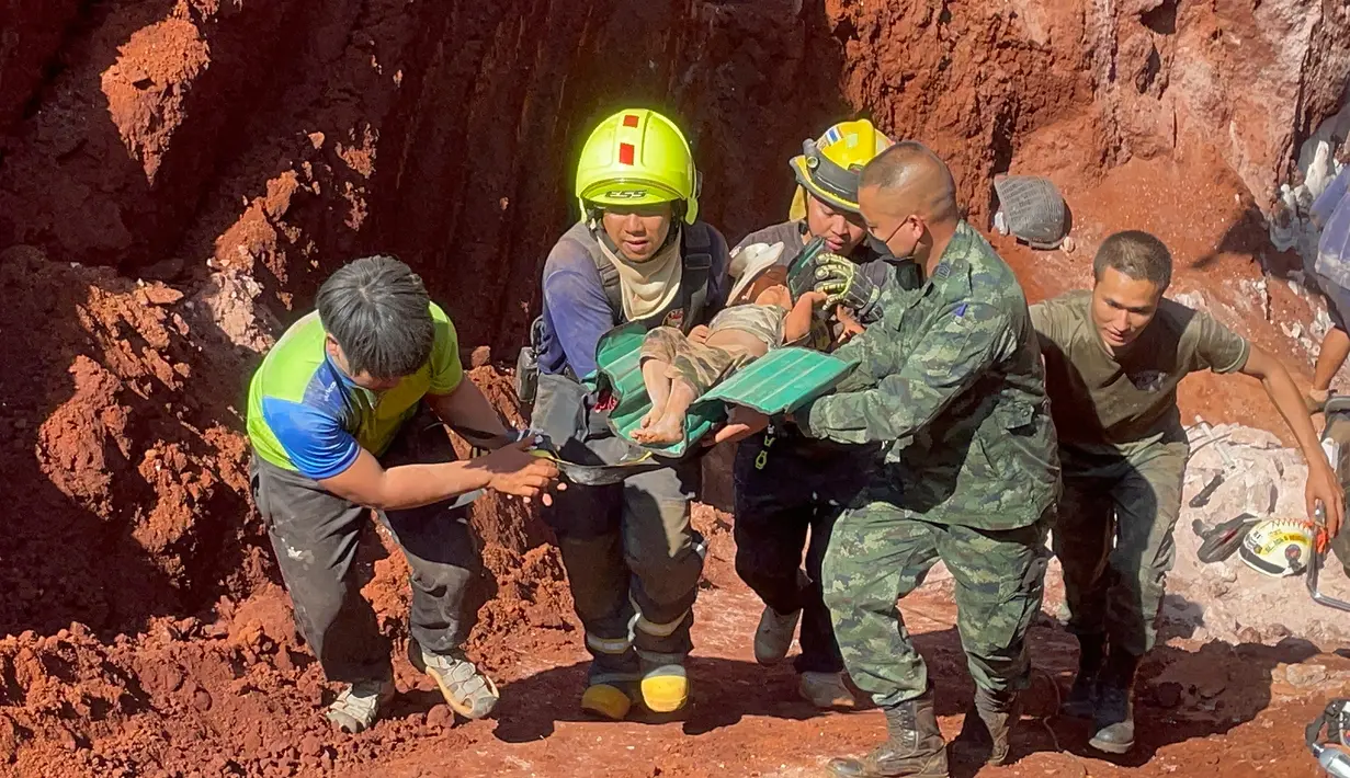 Setelah operasi darurat semalam, petugas penyelamat dan militer membawa seorang anak berusia 1 tahun dari lubang yang dalam di Provinsi Tak, Thailand, Selasa (7/2/2023). Balita asal Myanmar itu jatuh ke lubang sedalam 15 meter yang digunakan untuk pipa air tanah kemarin malam. (AP Photo/Chiravuth Rungjamratratsami)