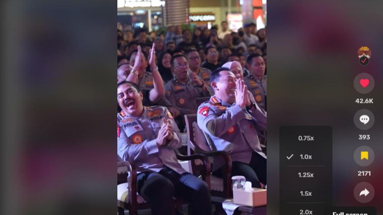Reaksi Kapolri saat disapa anggotanya angkatan 83 di depan para Jenderal ini sontak menjadi perhatian publik. <br>