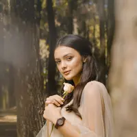 Trik Tampil Seelegan Amanda Rawles dengan Koleksi Jam Tangan Lanccelot