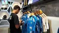 Bobotoh membeli jersey baru Persib Bandung&nbsp;di Persib Store yang akan digunakan musim depan. (Bola.com/Erwin Snaz)
